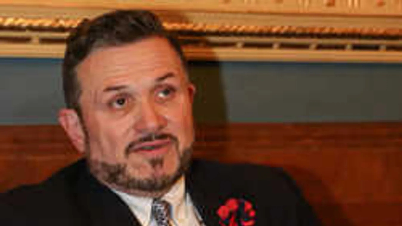 Hihetetlen, megint elhagyta az országot Lajcsi