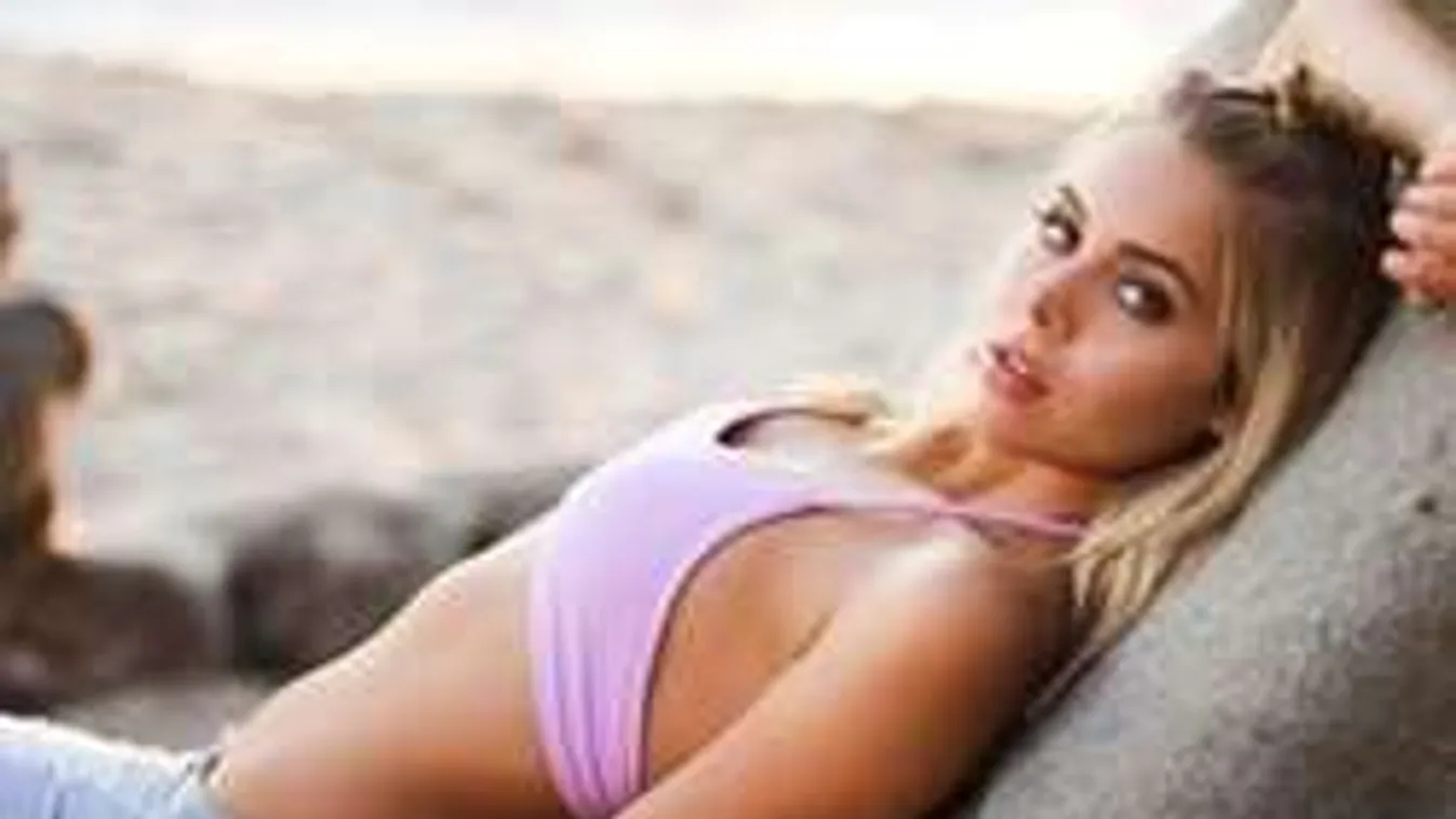 Életre kelti a deszkát is az őrjítő fenekű szörfös lány - fotók