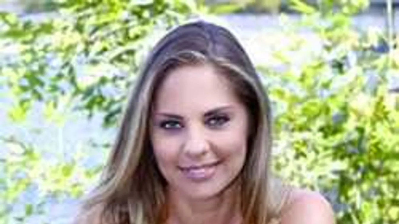 Falatnyi bikiniben mutatta meg buja testét a magyar sztáranyuka