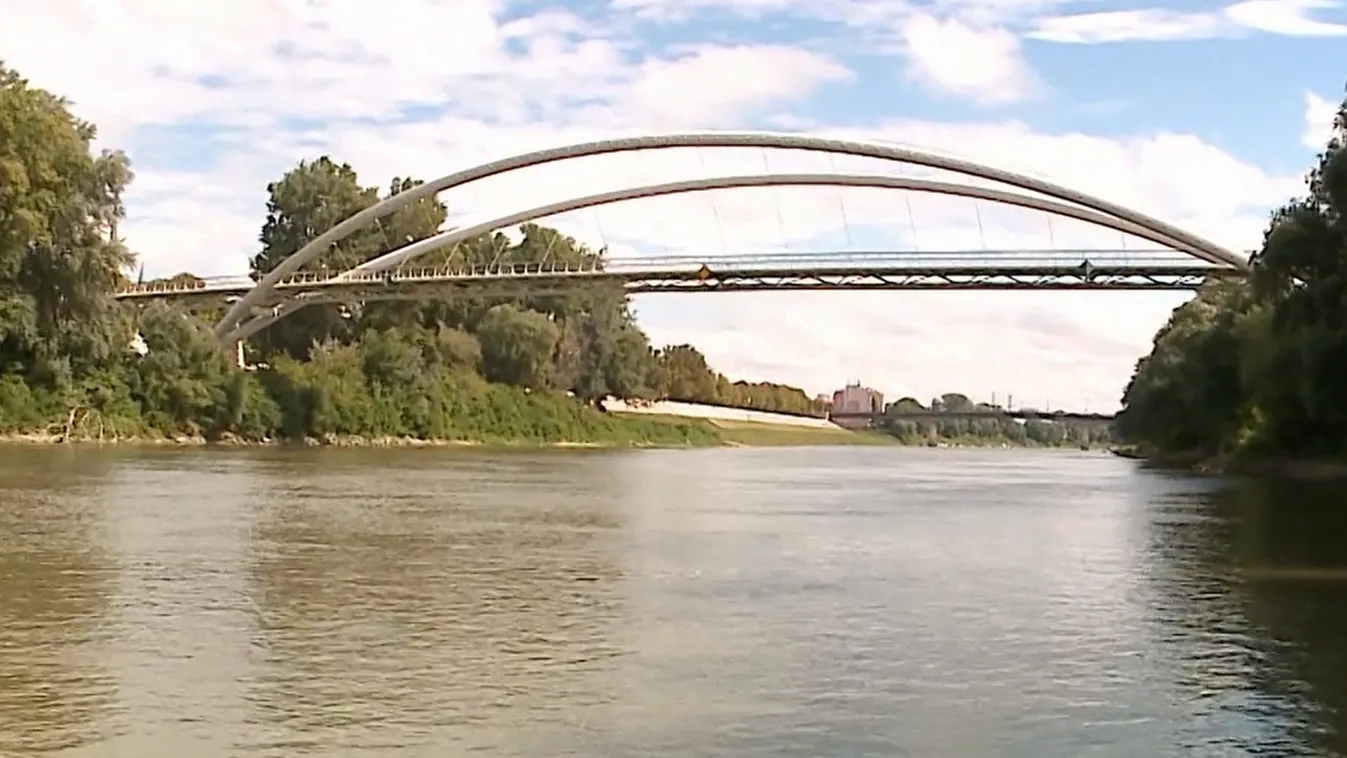 Ijesztő baleset: Átesett a hídon egy nő, a Tiszából kellett kimenteni – Videó
