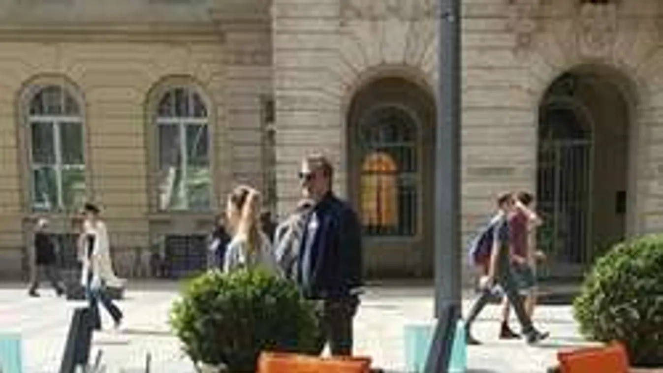 Napszemüveggel álcázza magát az Egyetem téren sütkérező világsztár