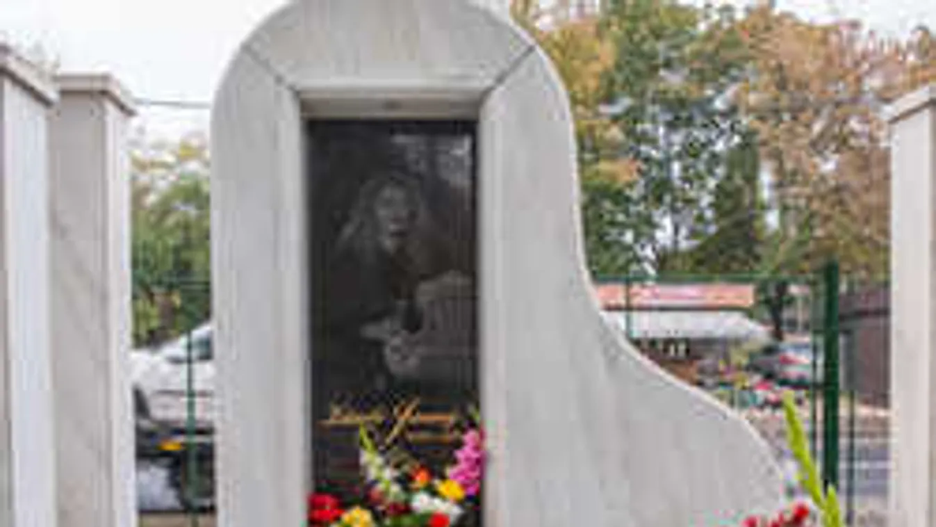 Meglepődtek a rajongók, sosem látott fotó került elő Zámbó Jimmyről!