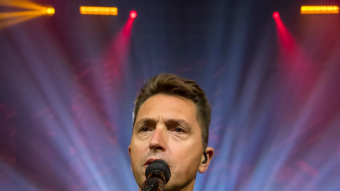 Raktárkoncert: Ákos összeterelte családját a karantén idején