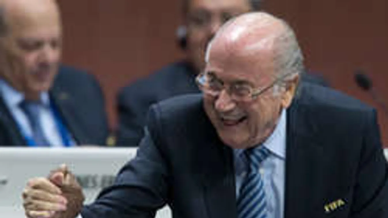 Blatter túlélte a korrupciót, ellenfele bedobta a törölközőt