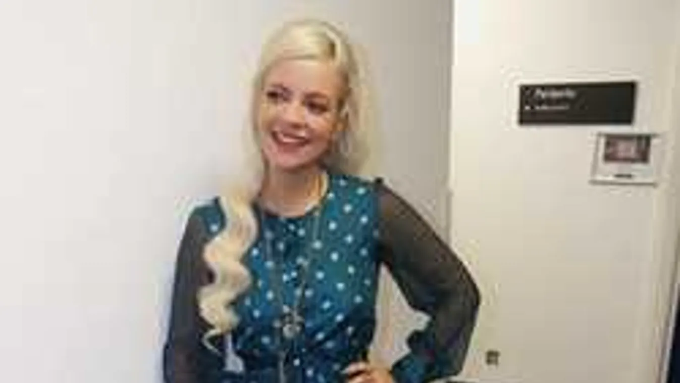 Hoppá, véletlenül mutatta meg a csupasz mellét a világnak az énekesnő