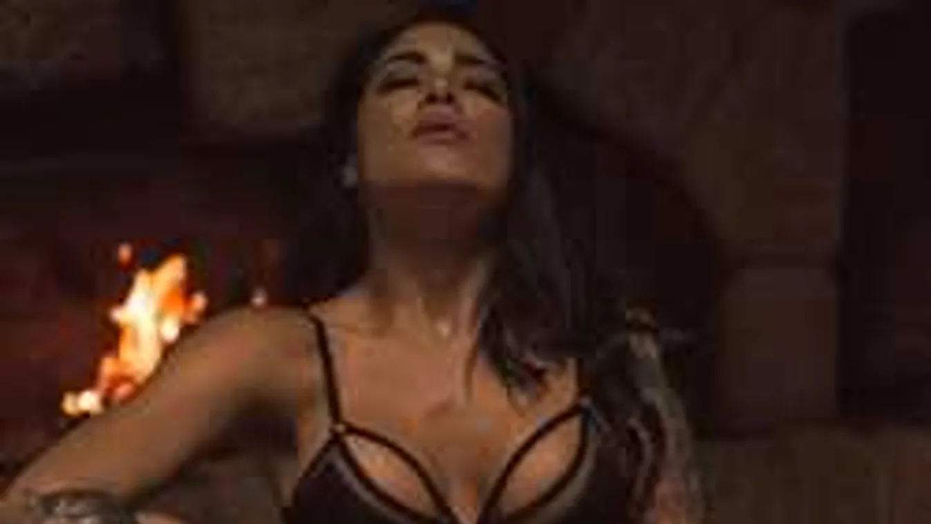 Intim fotó: melltartó nélkül fotózták a nagy mellű műsorvezetőnőt