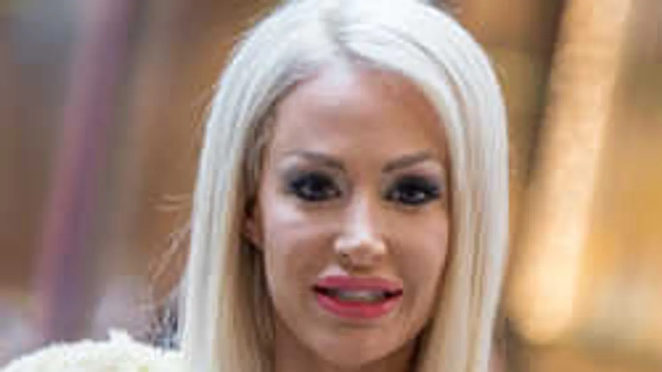 Fedetlenül napoztatta gigamellét Kelemen Anna