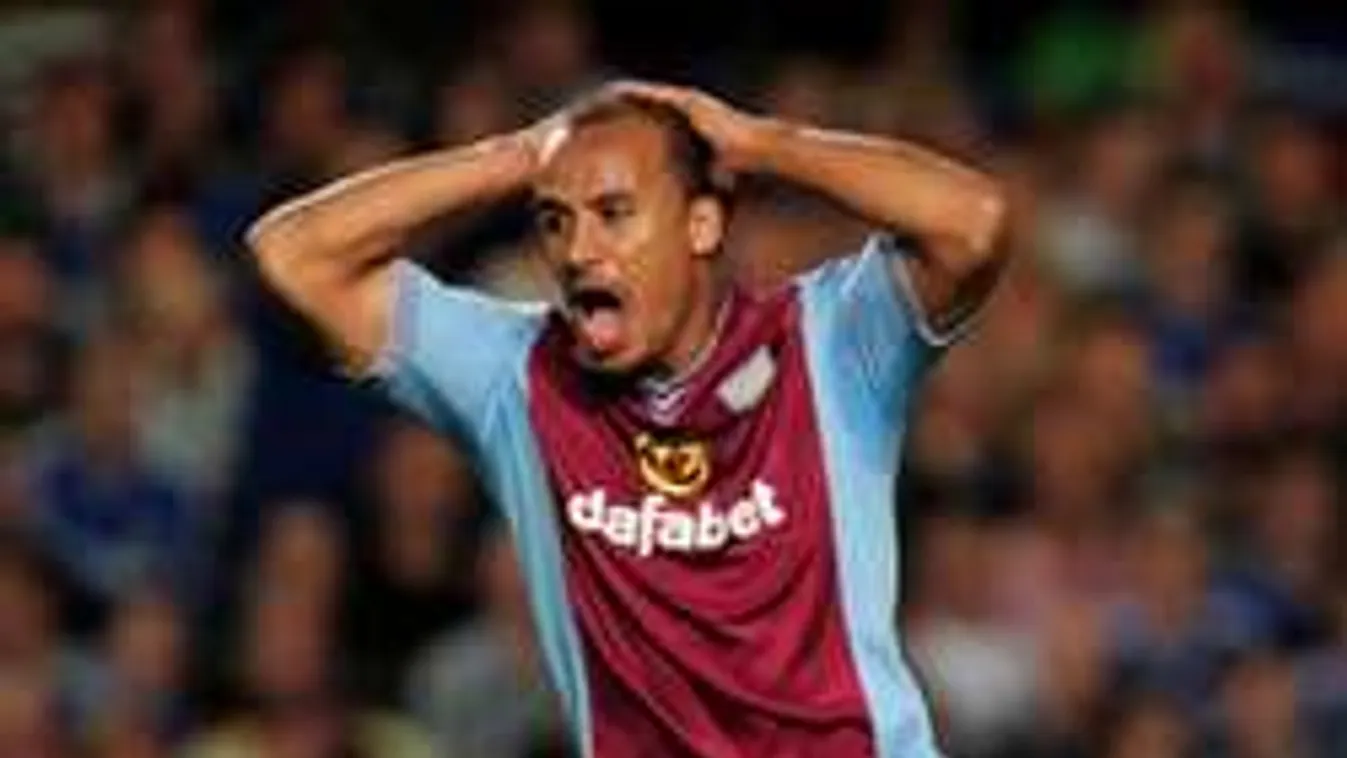 Bocsánatot kért a prostikkal bulizó kapitány