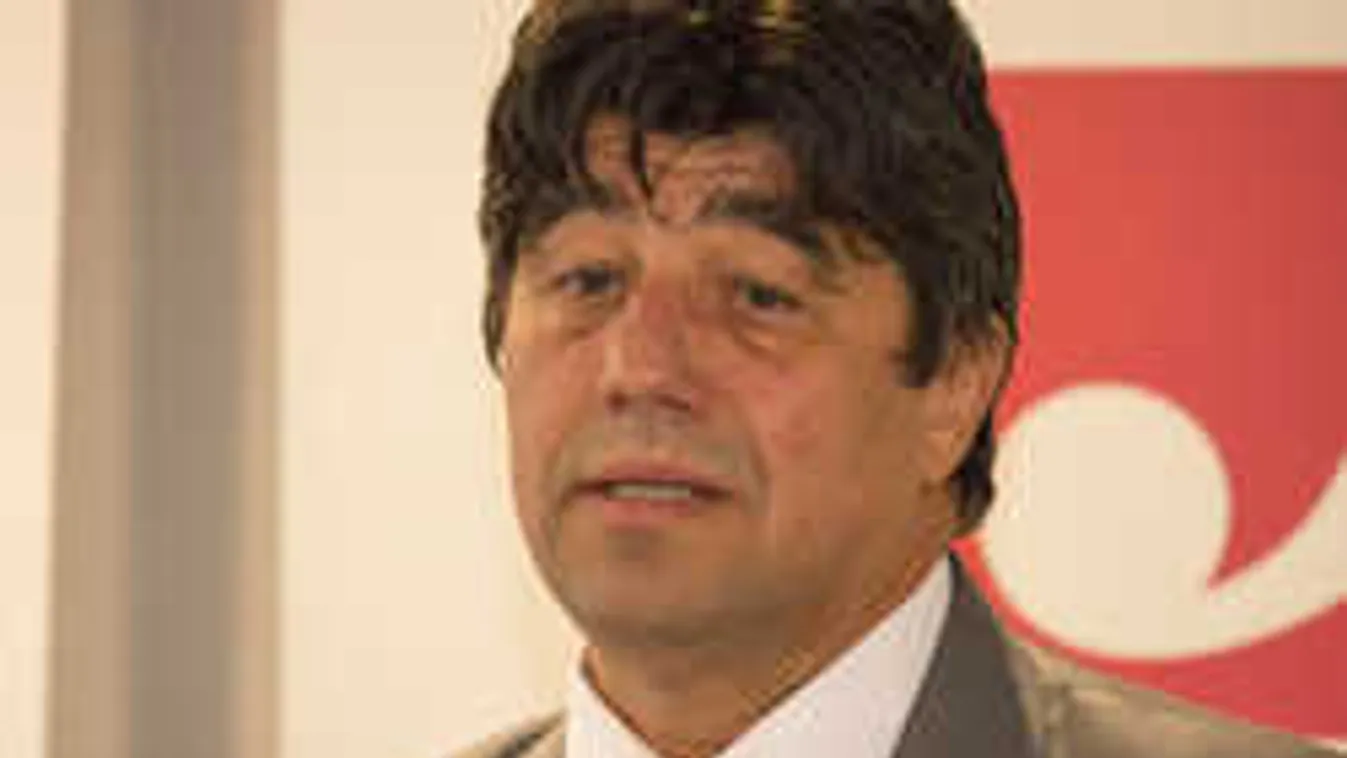 Itt az első fotó: nagypapa lett a Szomszédok sztárja