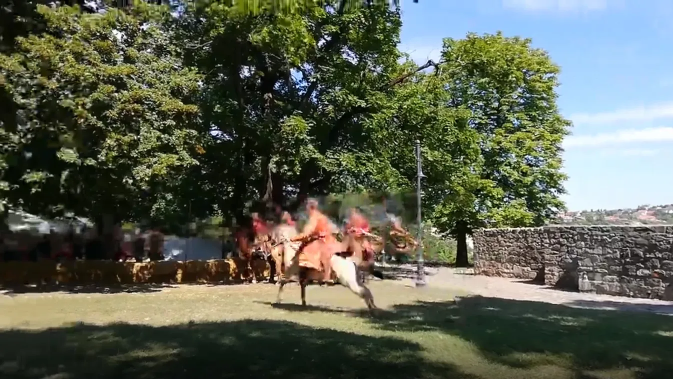Brutális videó: íjászbemutatón hasba lőtte a lovas az egyik nézőt Esztergomban