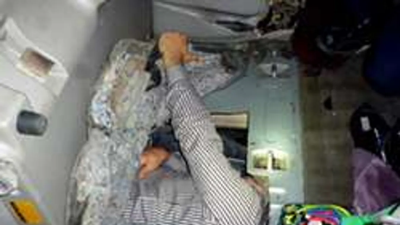 Az autó benzintankjába bújt el egy migráns!