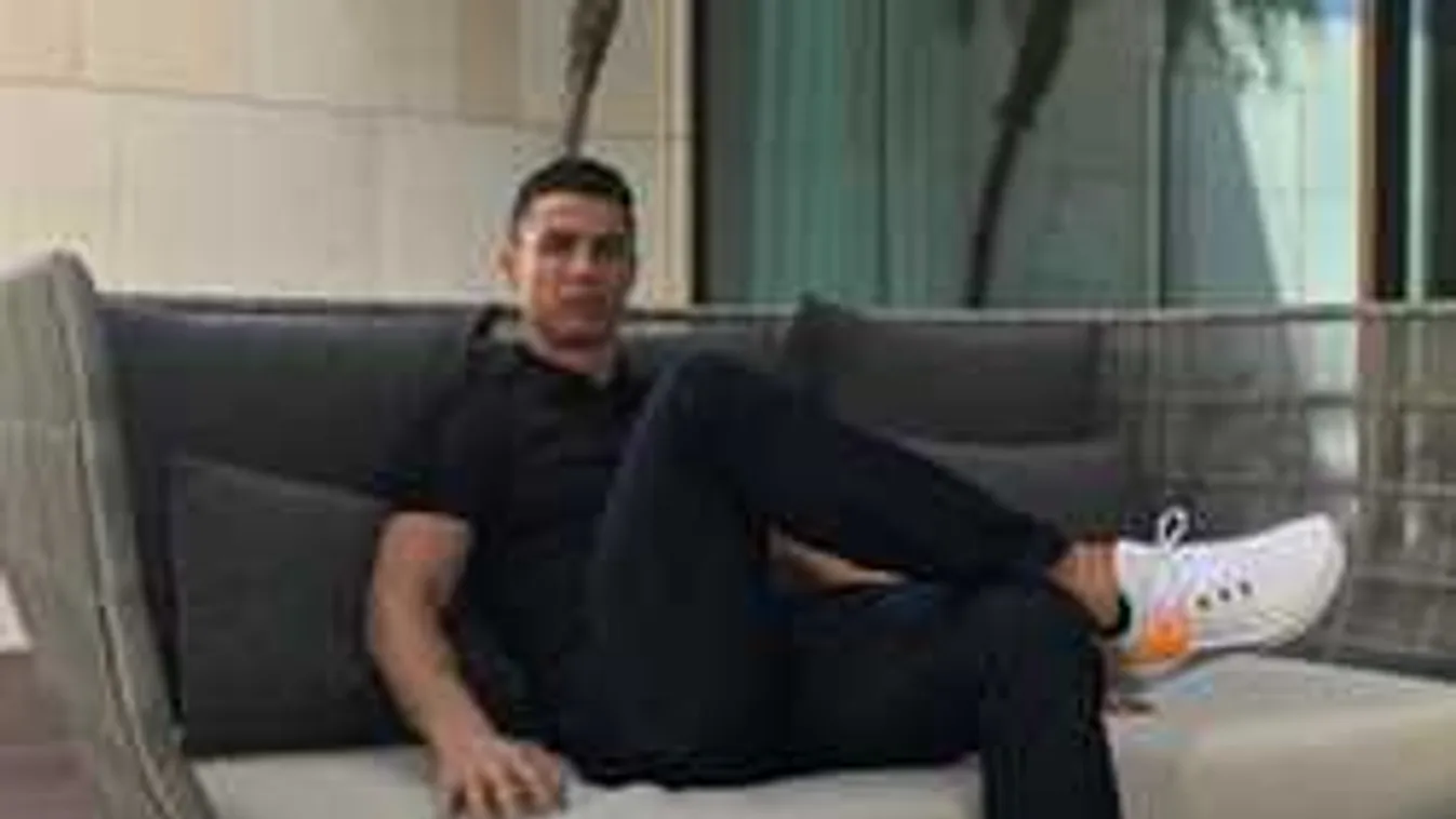 Hölgyek, figyelem: Ronaldo fürdőnadrágban mutatta meg kidolgozott testét