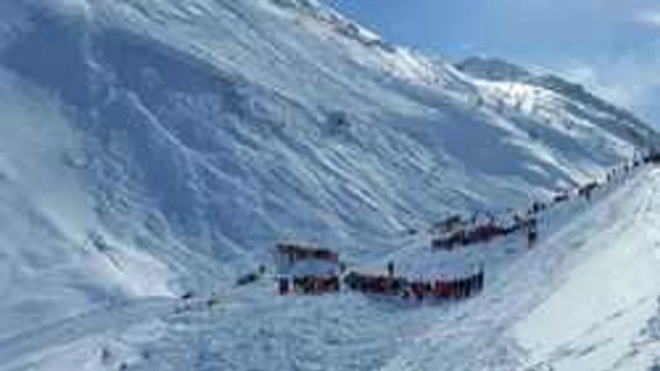 Lavina sodorta el az autókat - Videó