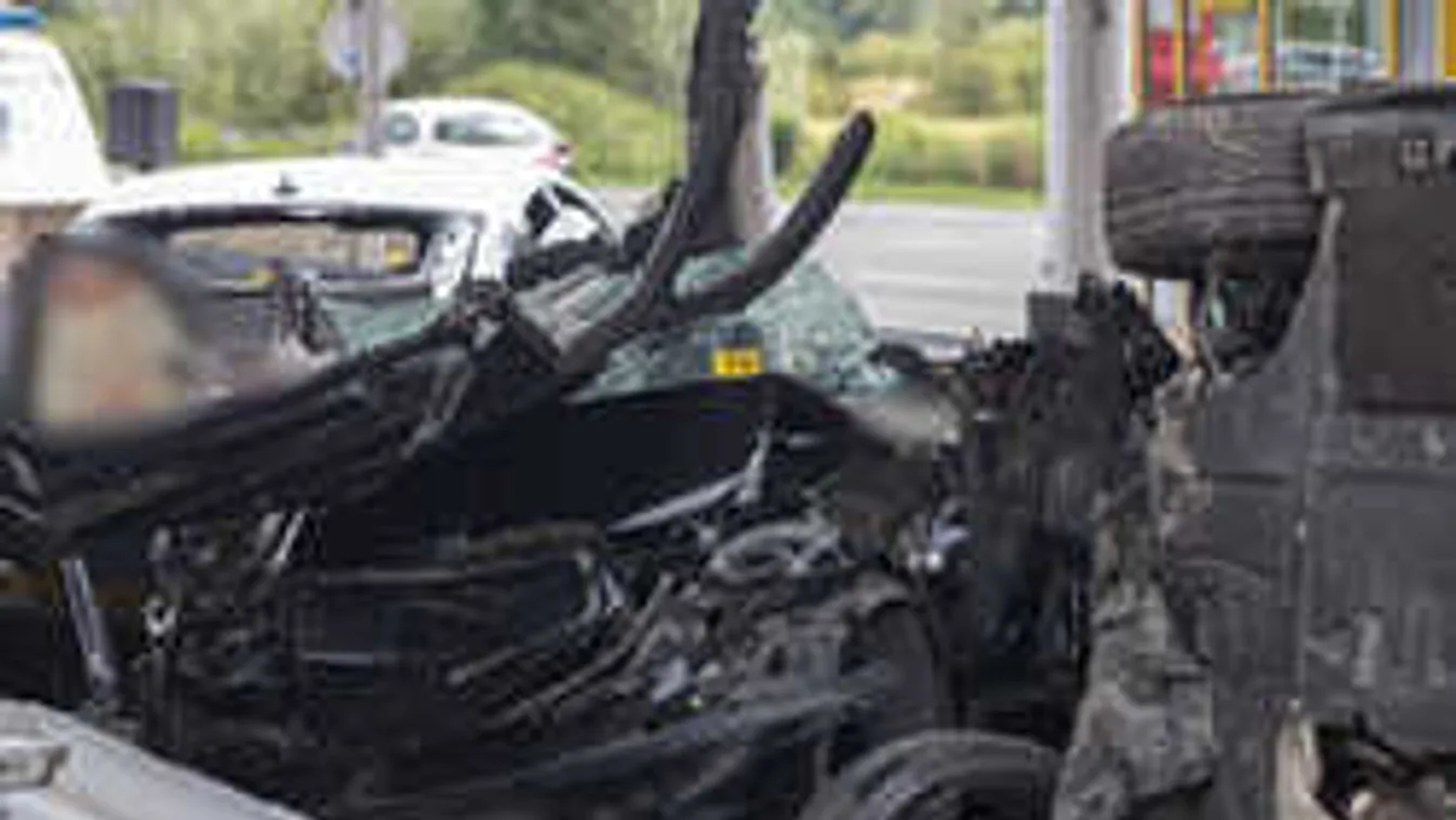 Telefonált és 150-nel hajtott a BMW-s, aki letarolta a magyar család autóját