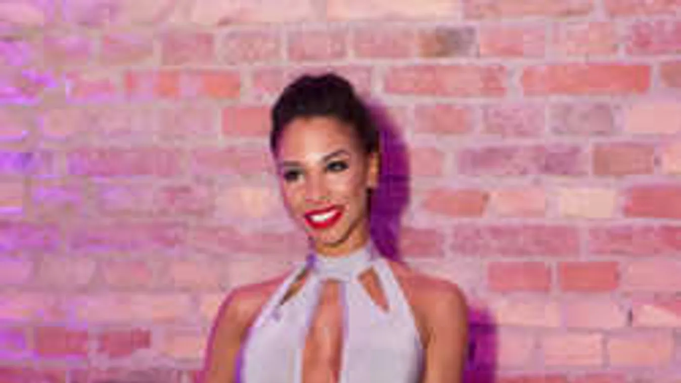 Dinnyés matracon ringatózva izgatja a népet bikiniben Tücsi