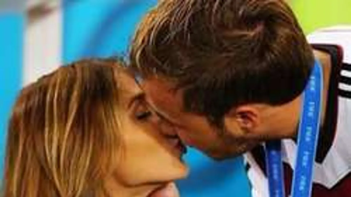 Dubajozott a világbajnok focista és nádszál barátnője