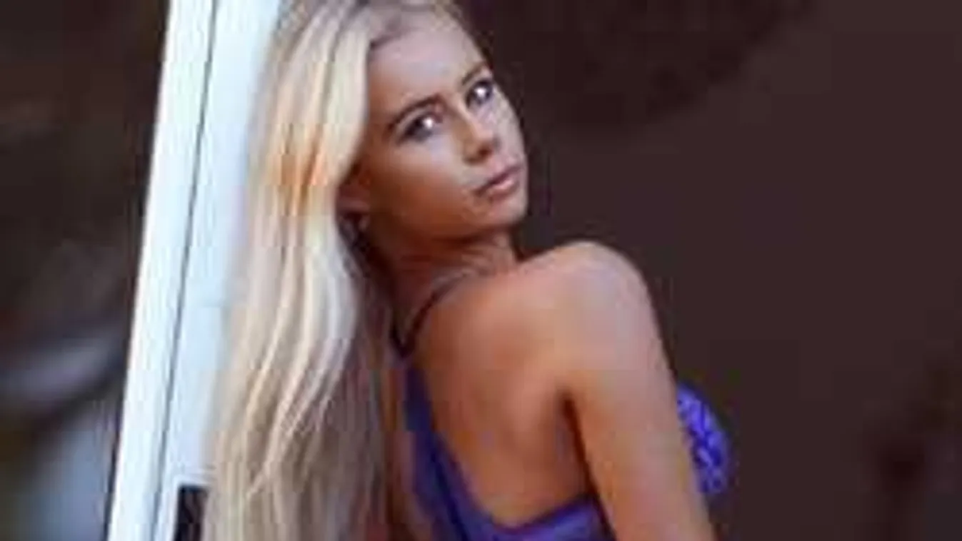 Levetette köntösét a szexi bloggerlány, csak úgy izzik a levegő