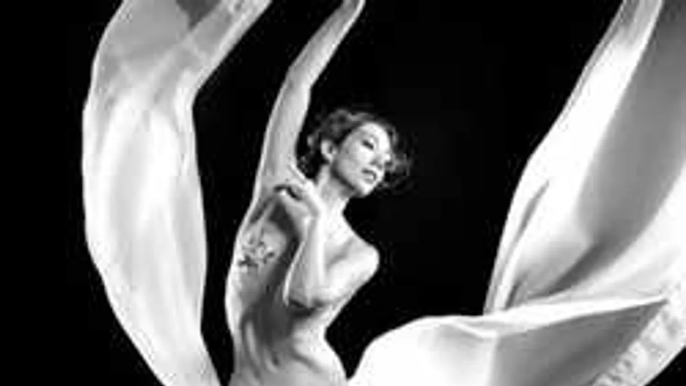 Rajtakapták a meztelenül gyakorló balett-táncost! Íme a fotó