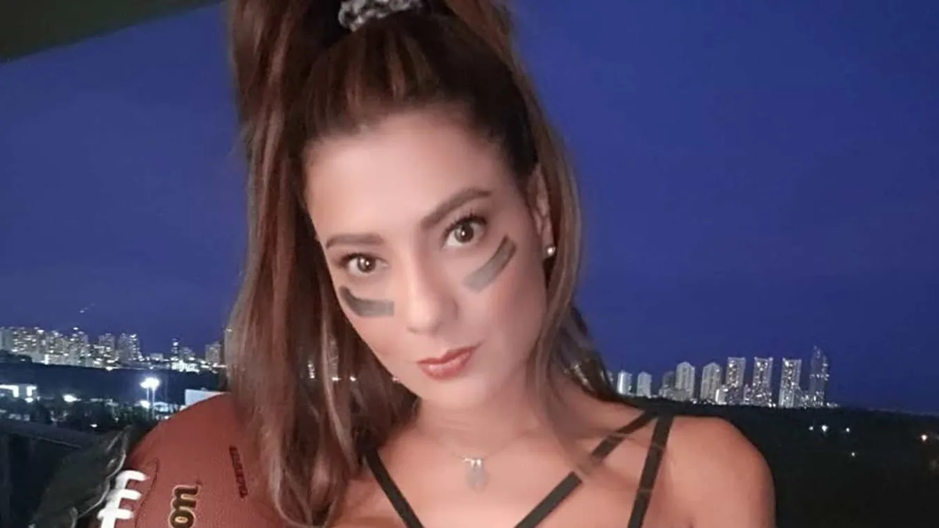 Meztelenül várja a Super Bowlt a nagy mellű szurkolólány