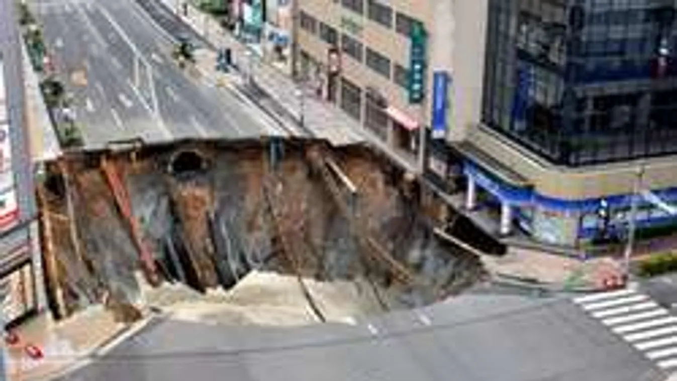 Nem hittek a szemüknek: megnyílt alattuk a föld!