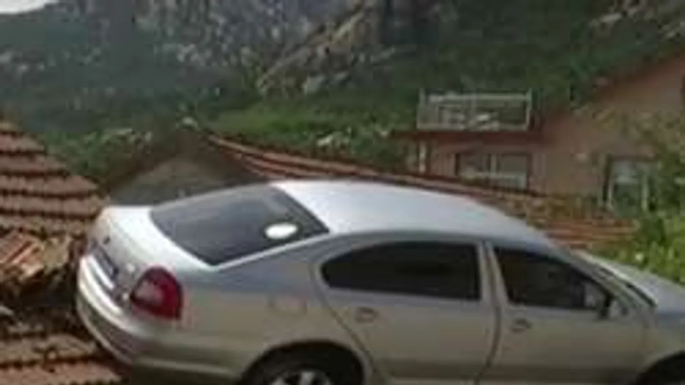 Parkolás a javából: A tetőn kötött ki az elszabadult autó