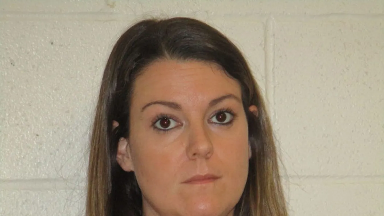 Az iskola parkolójában kamatyolt kiskorú diákjával a perverz tanárnő