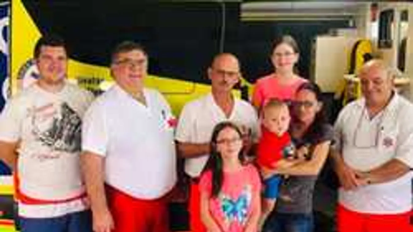 Duplán rászolgált: így lett tiszteletbeli családtag egy magyar mentős