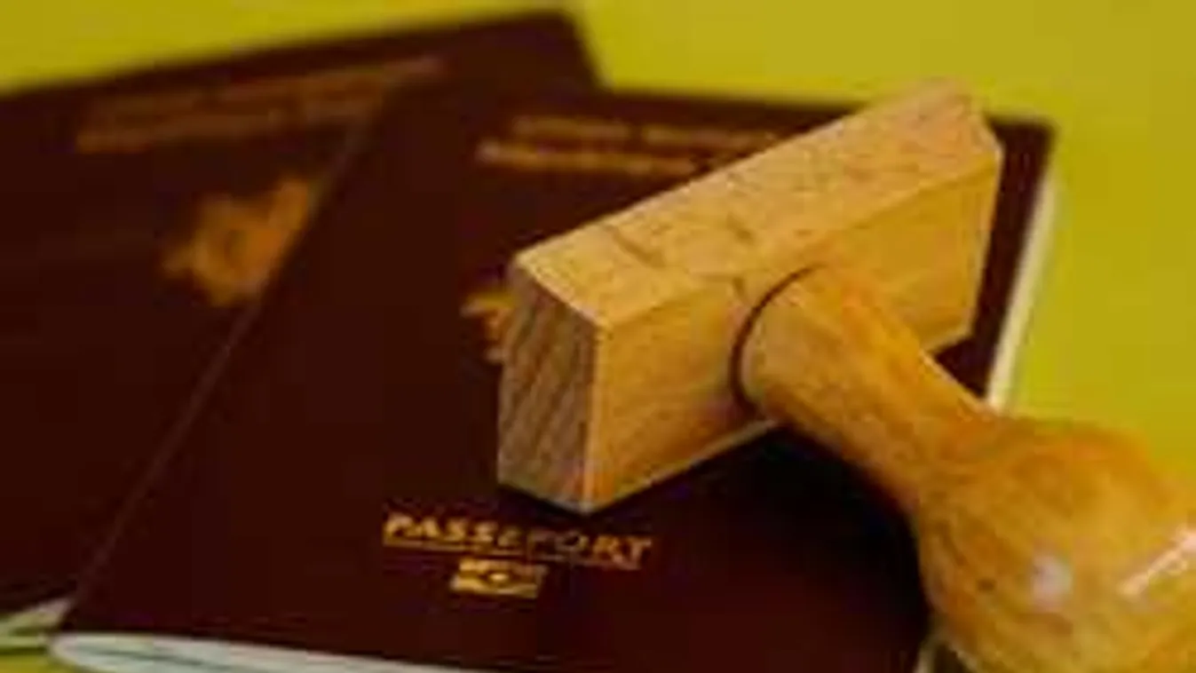 Hamis útlevelekkel özönlenek Európába a migránsok