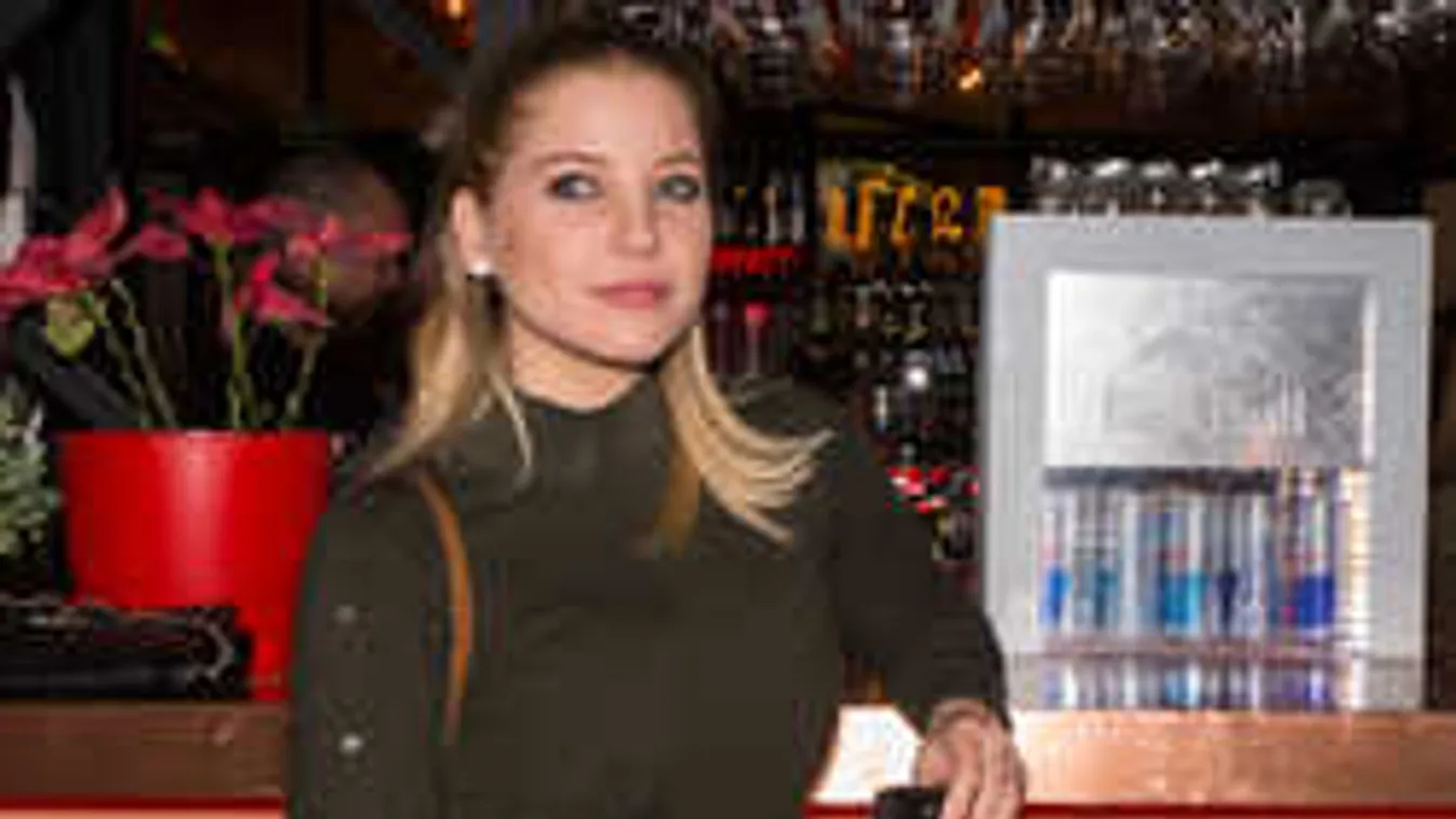 Hűha, babafotóval ajándékozta meg rajongóit Szabó Zsófi