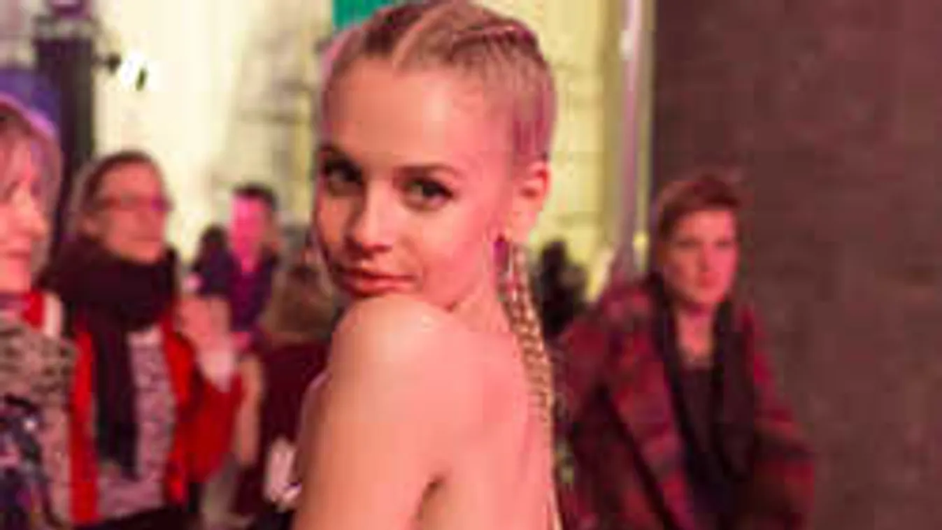 Jól indul a hétfő reggel: Iszak Eszti formás kebleitől leesik az állad