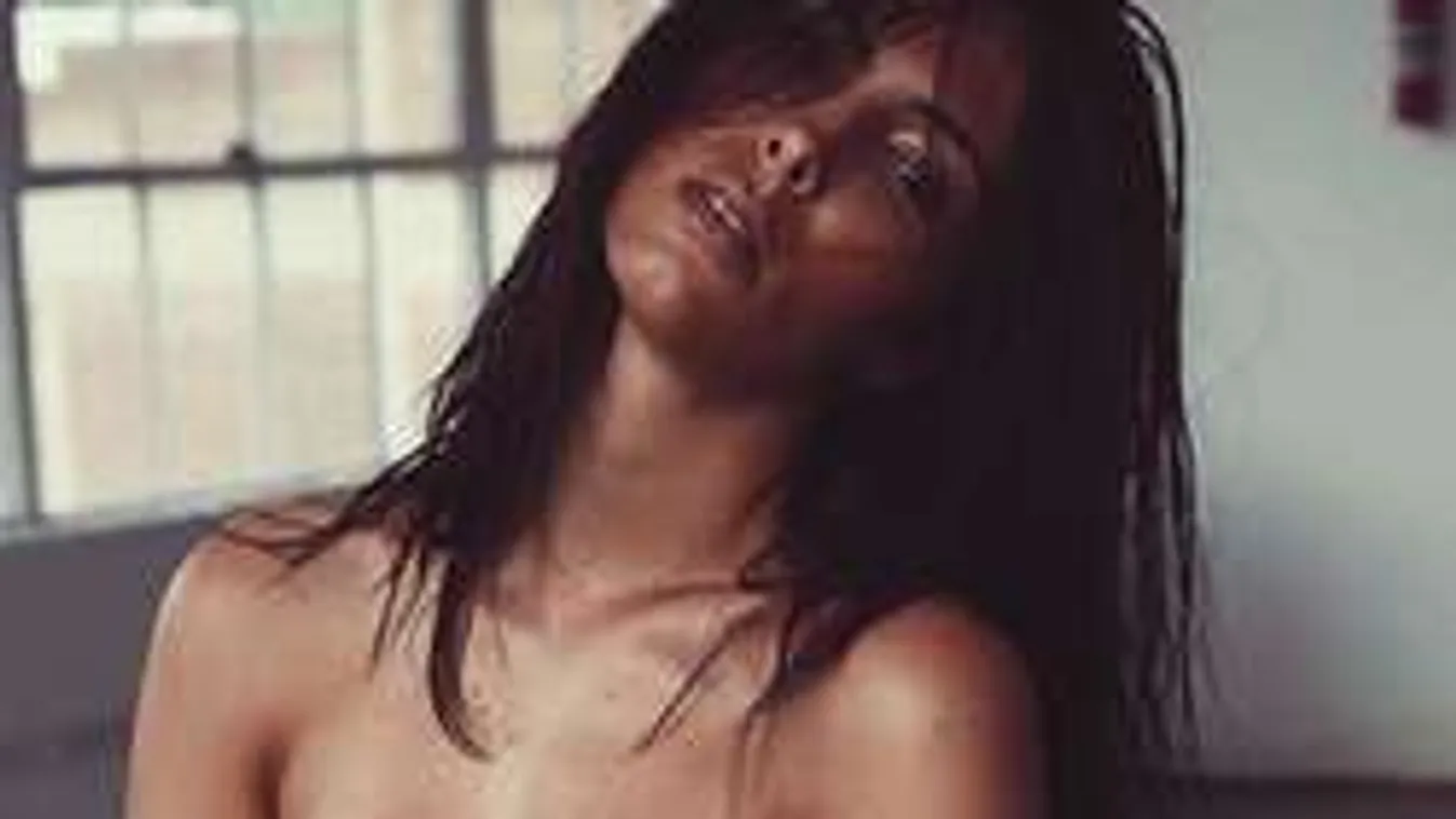 Nem bír csintalan melleivel Button formás csaja - fotók