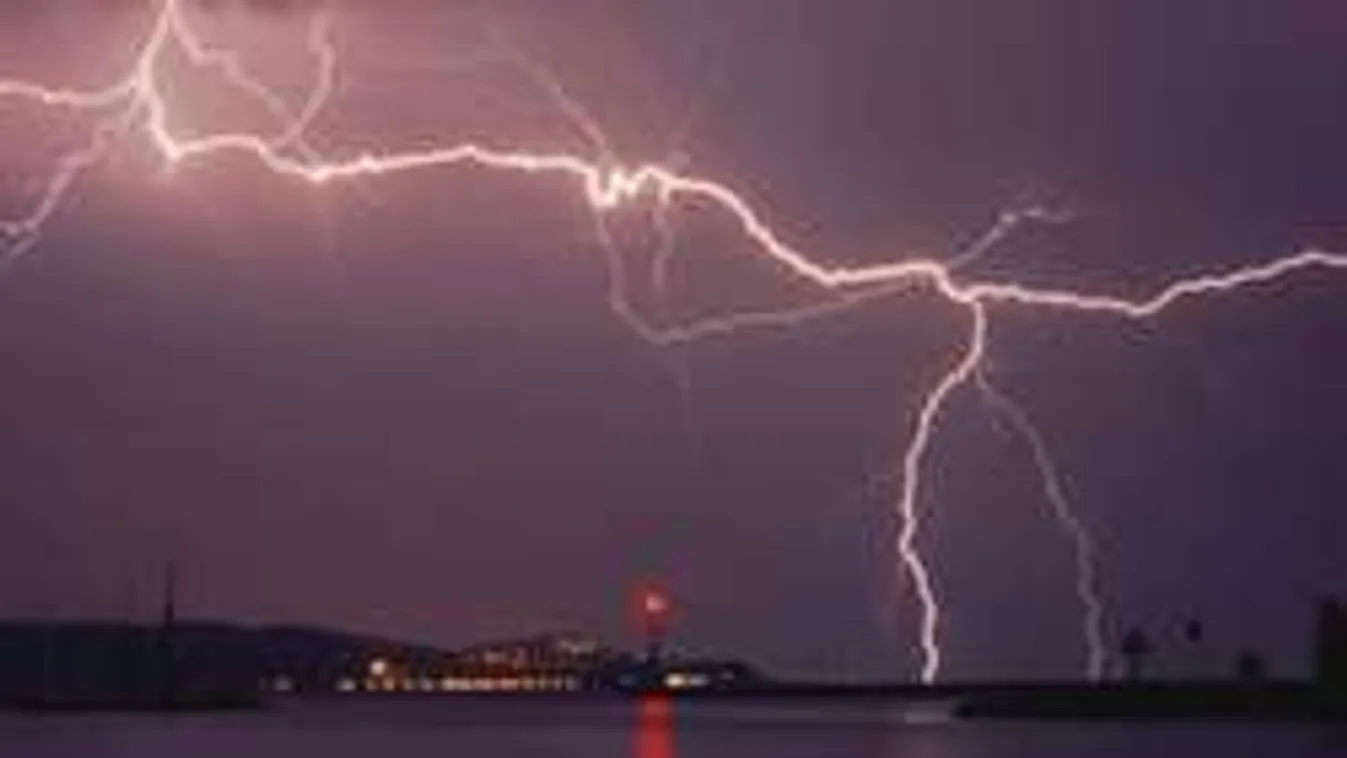 Mentőövvel tartották életben a vitorlásról vízbe csúszott nőket