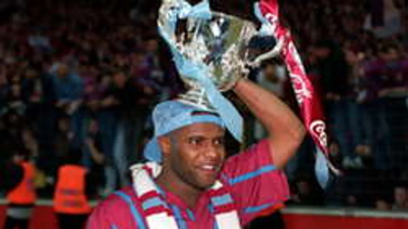 Sokkoló hír: rendőr ölte meg az angol foci sztárját