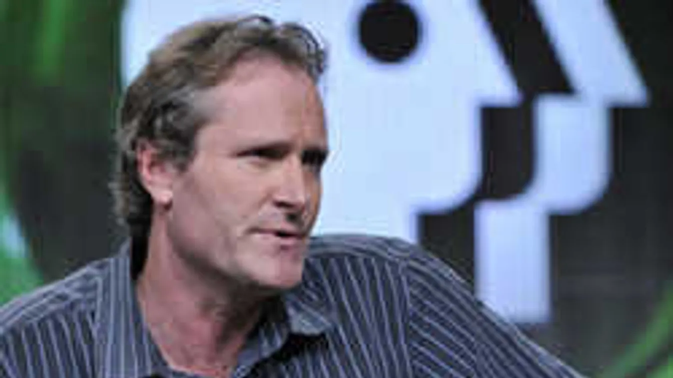 Az úton őrjöngött az ismert tévés, nekiesett egy családnak is