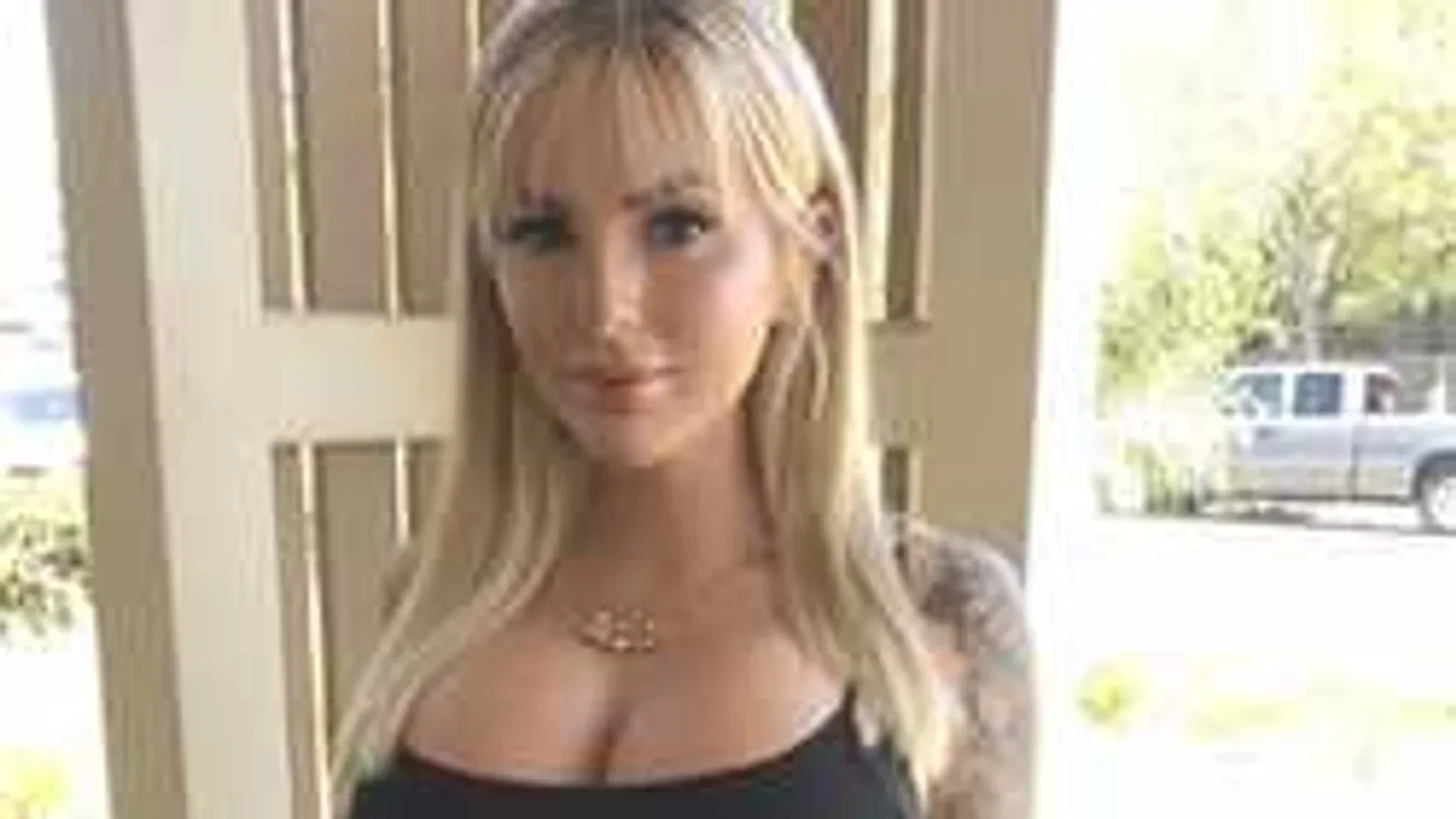 Hatalmas melleit szappanozza a meztelen modell