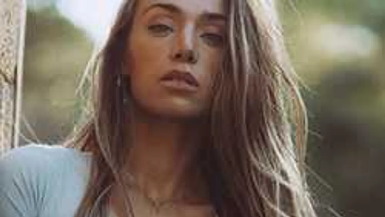 Topless napozott a gyönyörű modell, több fotót is készítettek róla!