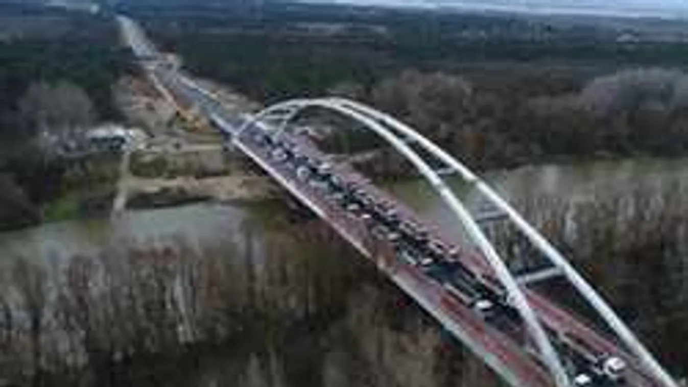 Sikeresen vizsgázott a próbaterhelésen a Mosoni-Duna-híd