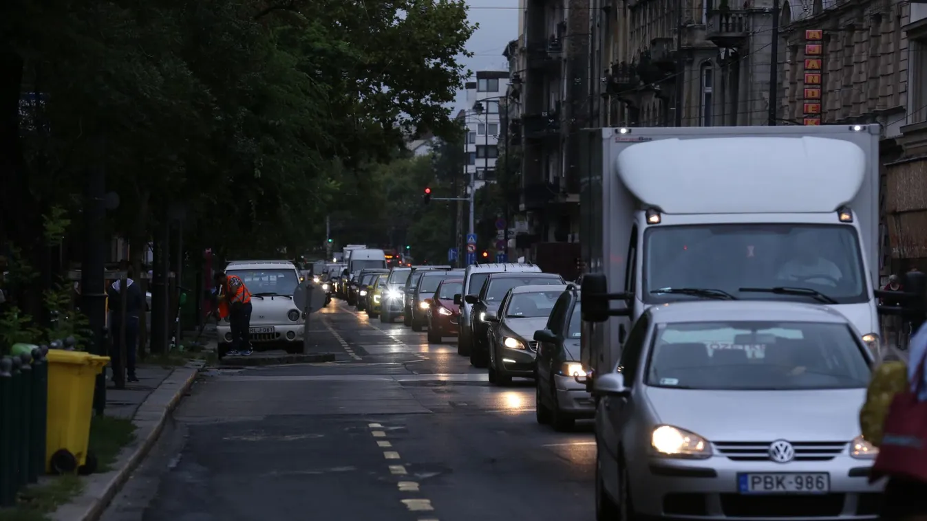 Elkezdődött az iskola, óriási a káosz a biciklisávok miatt a fővárosban