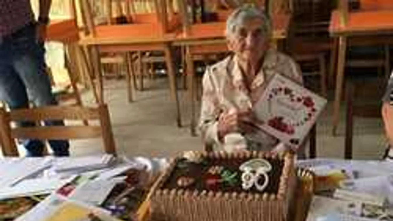 Az egész család sírt: ezren köszöntötték a 90 éves dédit