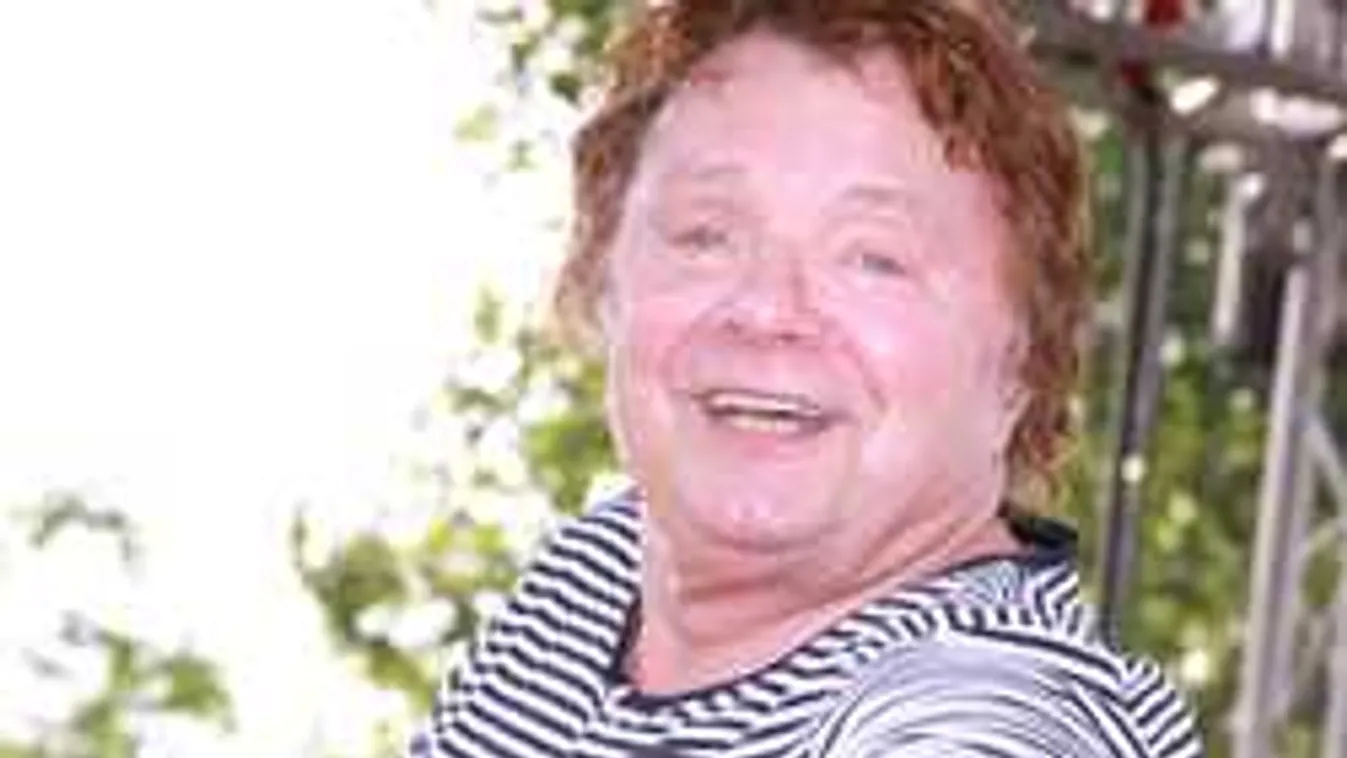 Aradszky özvegye mindent úgy csinál, mintha Laci élne