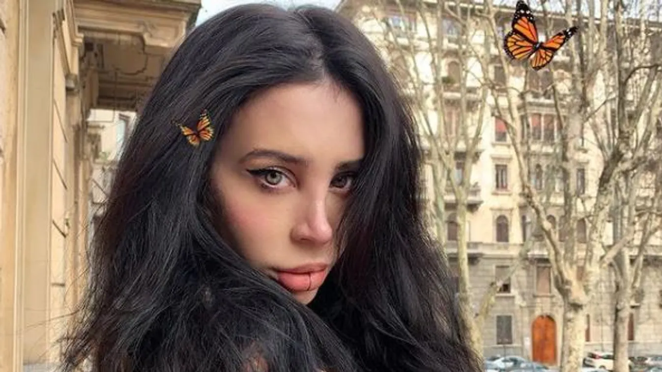 A teraszon pucérkodott a csaj! A fél város láthatta bájait