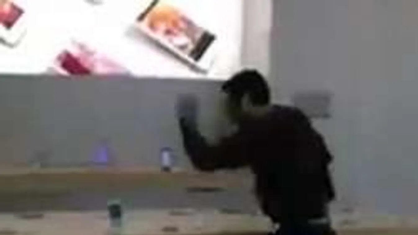 Keményen bosszút állt az iPhone-okon a dühös férfi