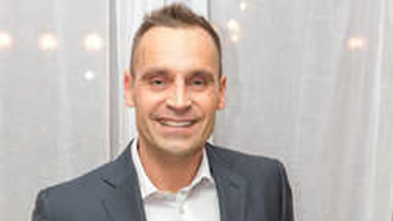 Atyaég, mit művel Katus Attila az idős nénivel!