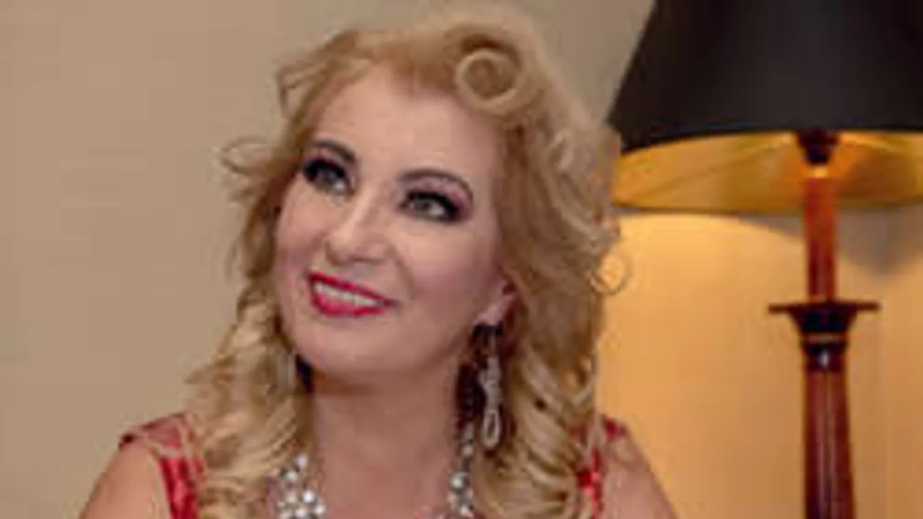 Beteg gyerekeknek vitt ajándékot Kiszel Tünde