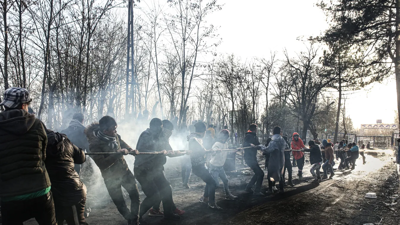 Greek forces intervene in asylum seekers with tear gas at the border