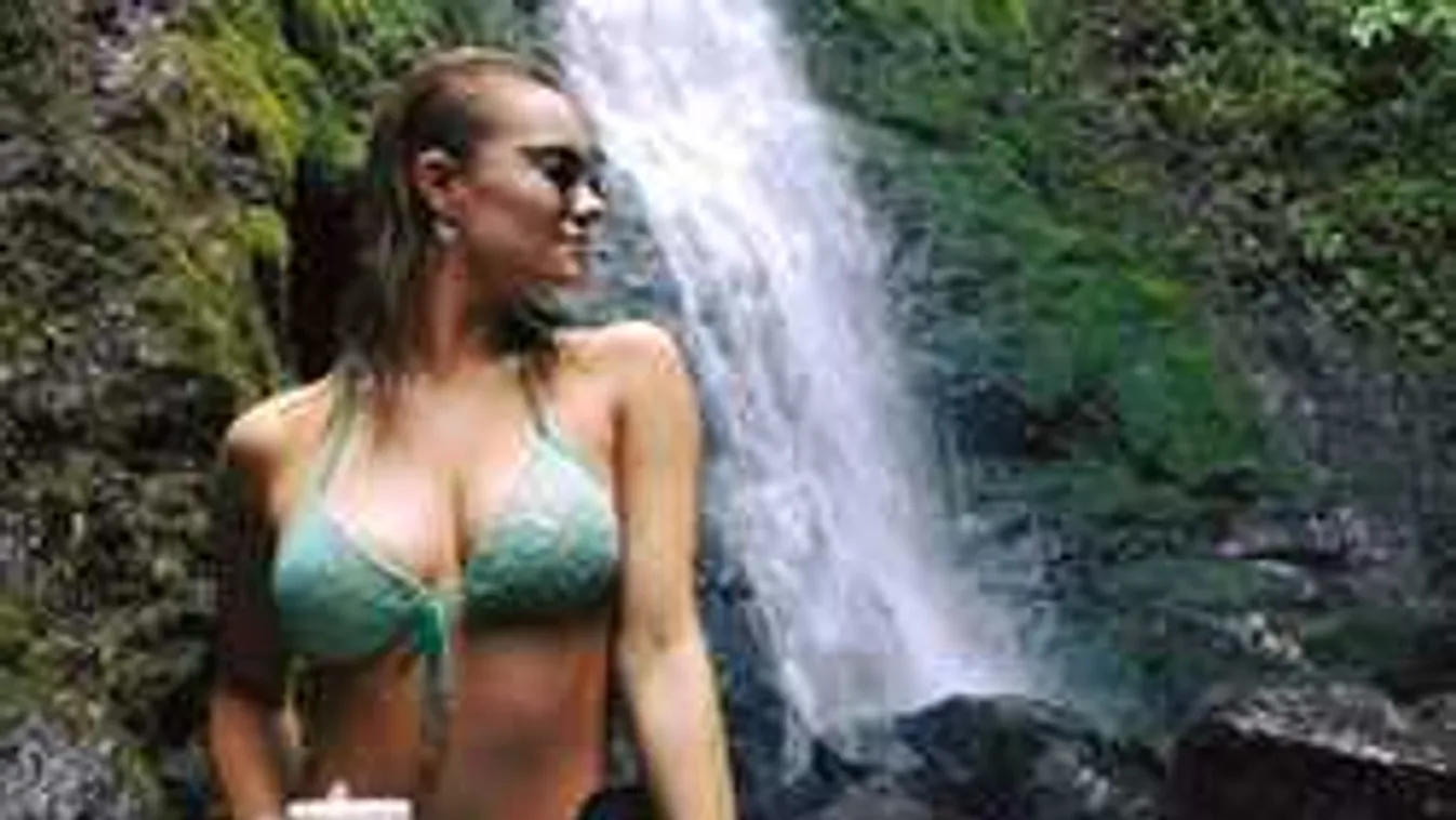 Ledobja a melltartót a dúskeblű bombázó