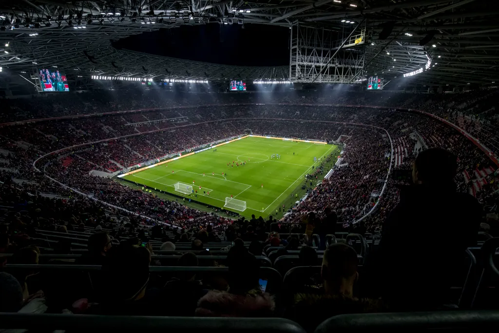 November: Végre átadták Budapesten a Puskás Arénát, a stadionban 67 ezer néző látta a Magyarország-Uruguay focimeccset. Jövőre négy találkozó lesz itt az Eb-n, júliusban pedig az Aerosmith koncertezik majd az arénában.