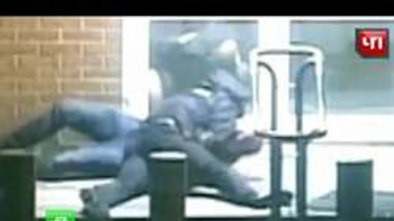 Áll a bál, CIA-ügynököt tepert le a rendőr az amerikai követségnél