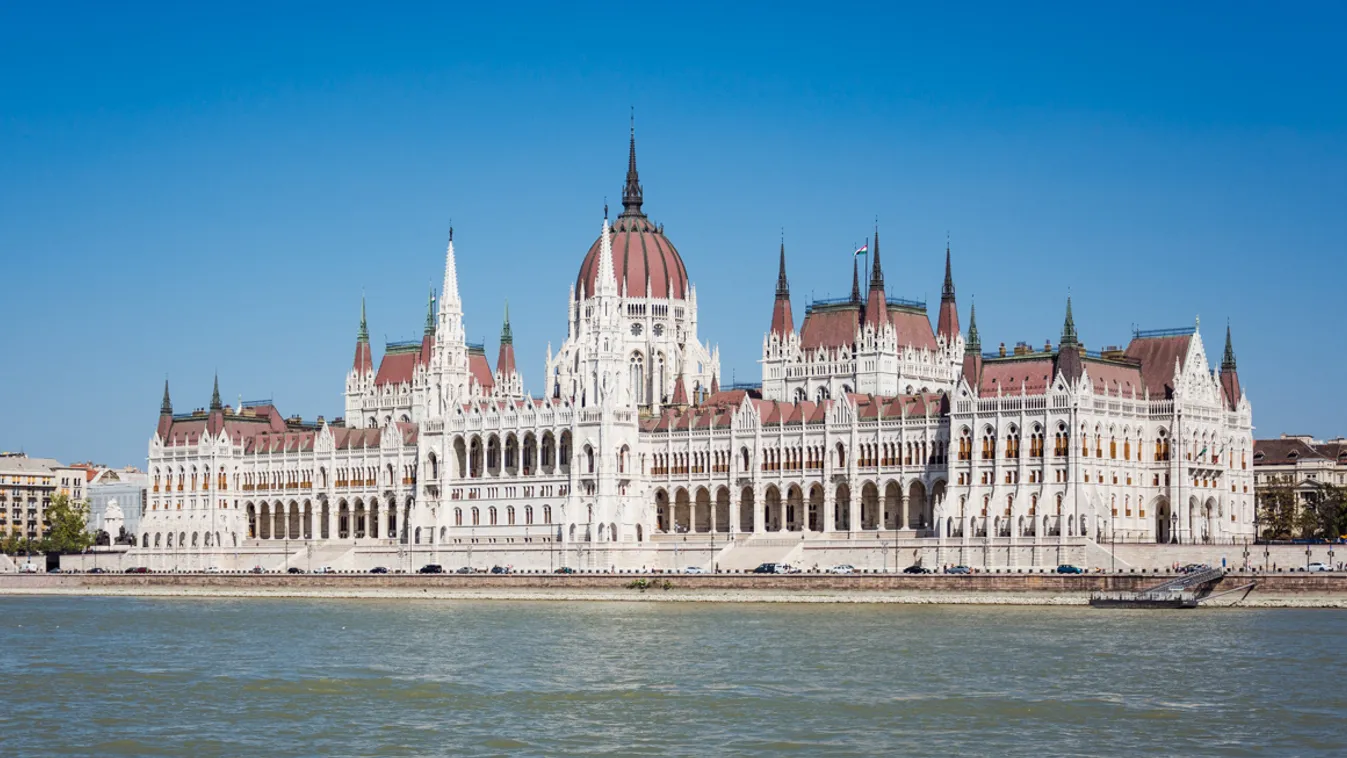 Fegyverek csattogtak a Parlamentnél, mindenki nézte, mi történhetett