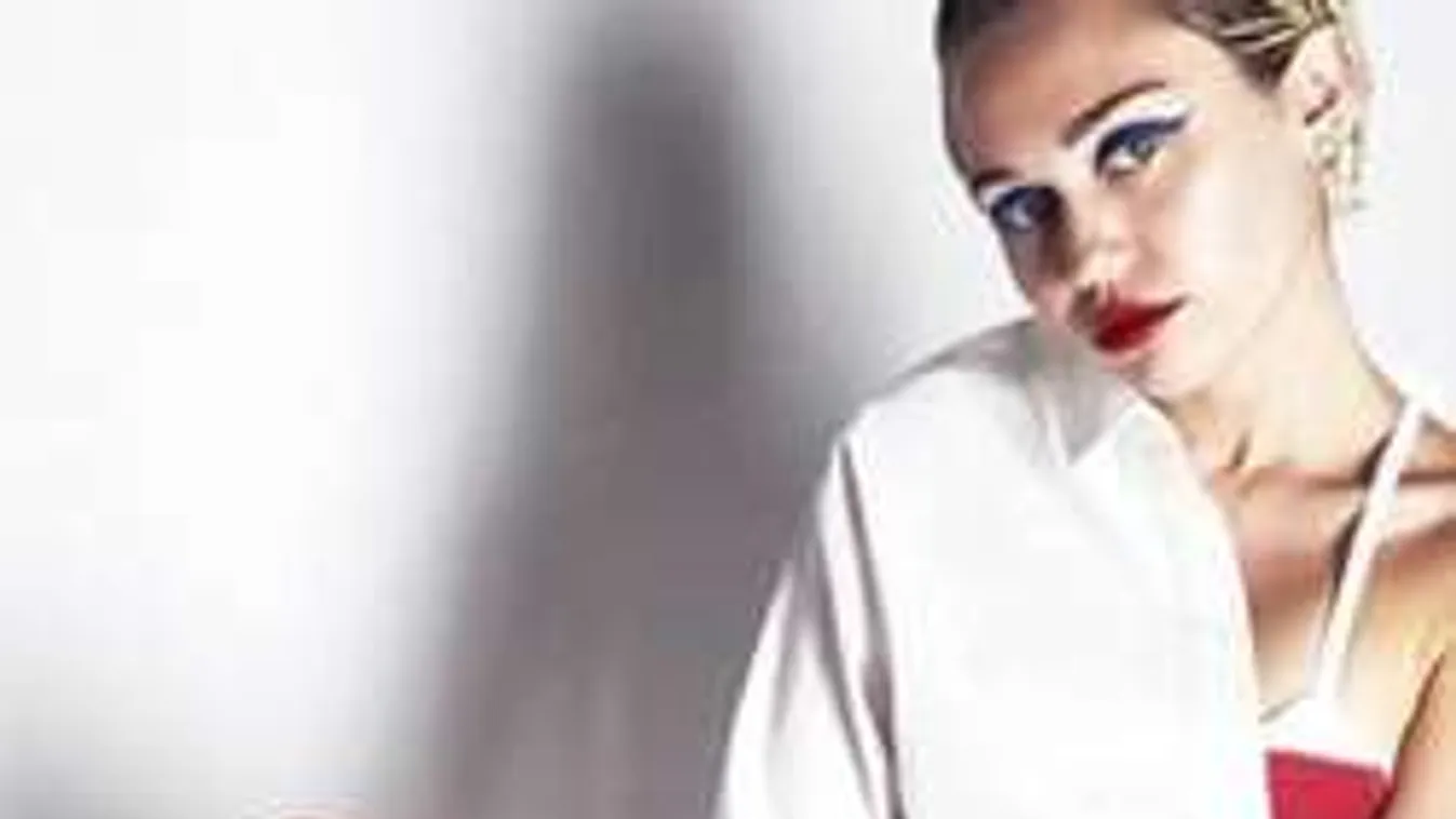 Nuniparókával takarta ki magát a sztárénekesnő - Fotó